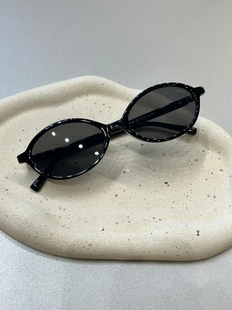 Óculos Tonz — Oval preto, lente escura